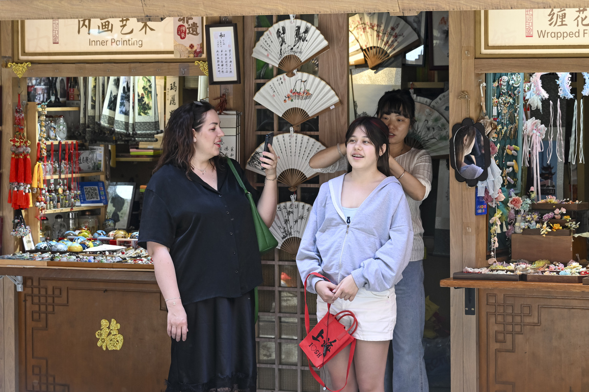 (Int'lExchange) CHINA-SHANGHAI-FOREIGN TOURISTS (CN)