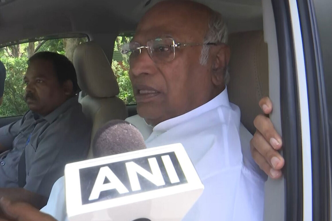 "Busy visiting foreign nations as tourists...": Mallikarjun Kharge slams PM Modi amid fuel price hike