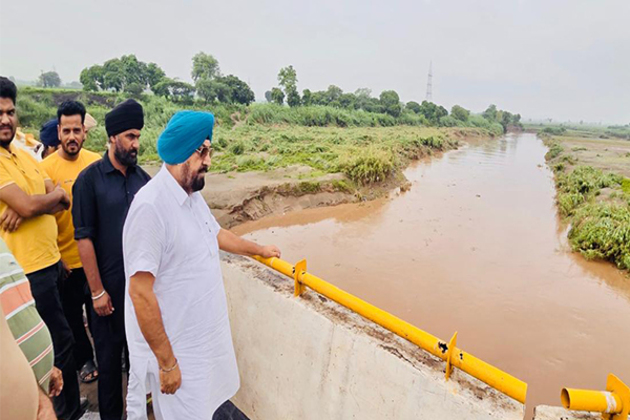 Dera Bassi MLA reviews Ghaggar River Tiwana embankment, assures residents of full preparedness by admin