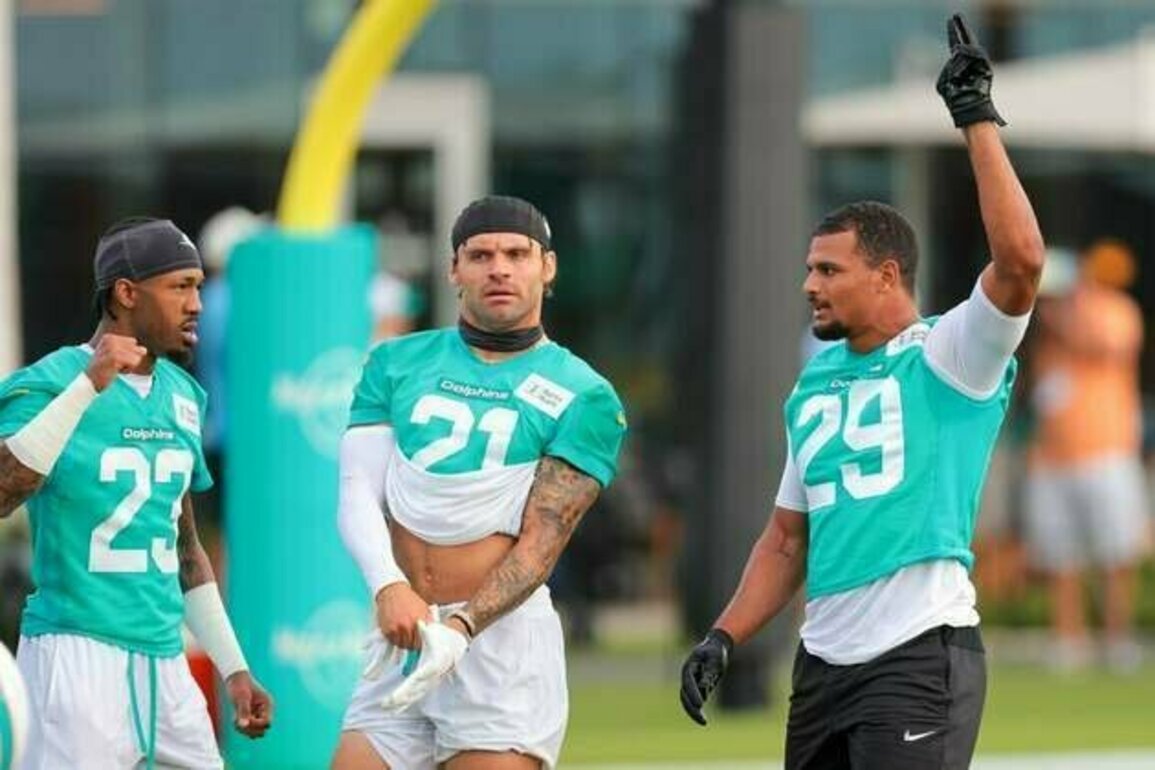 Reports: Dolphins S Ashtyn Davis (leg) leaves practice on crutches