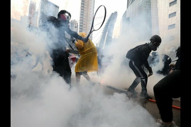 Hong Kong protest: Police fire water cannons at demonstrators