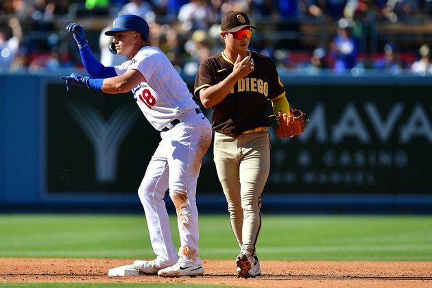 Dodgers strike early, blast past Padres 7-2