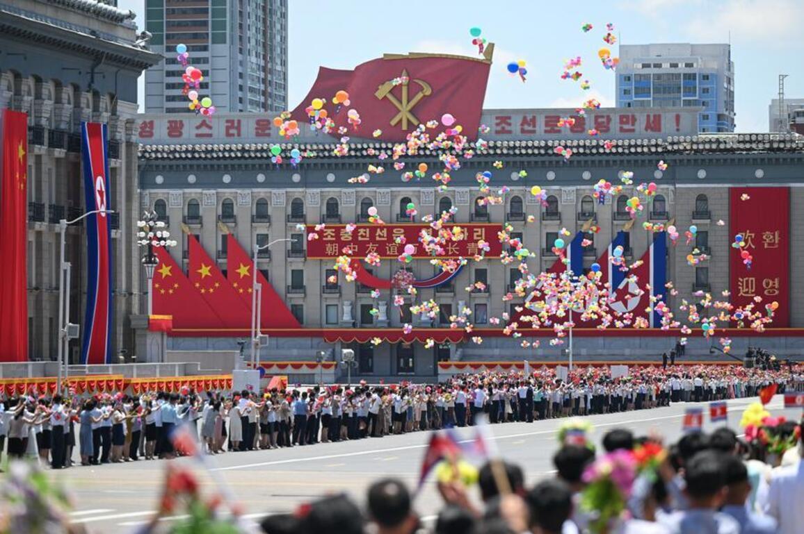 Feature: Flowers and cheers greet Xi in Pyongyang
