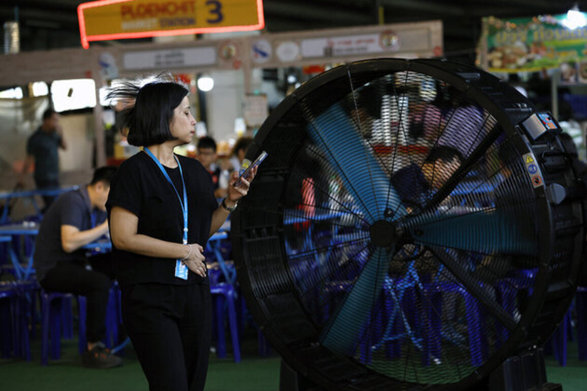 Asia News Wrap: Bangkok heat wave reaches 'dangerous' level, and more