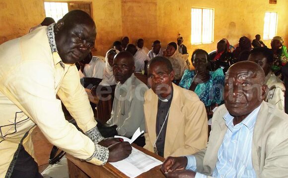 Ssentebe w'abaazirwanako Ziadi Kirwana ng'aliko bye yeebuuza ku baazirwanako. ekif: SAUL WOKULIRA Ssentebe w'abaazirwanako Ziadi Kirwana ng'aliko bye yeebuuza ku baazirwanako. ekif: SAUL WOKULIRA