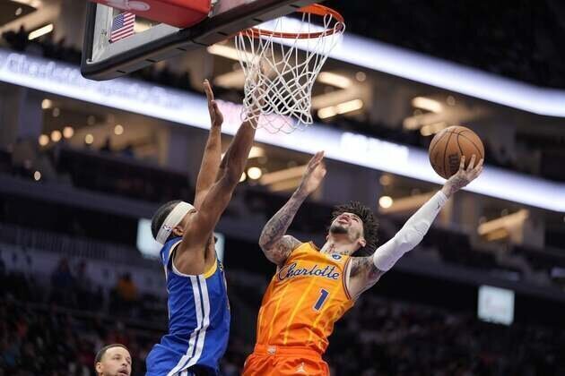 Warriors drain 24 3-pointers, hold off pesky Hornets