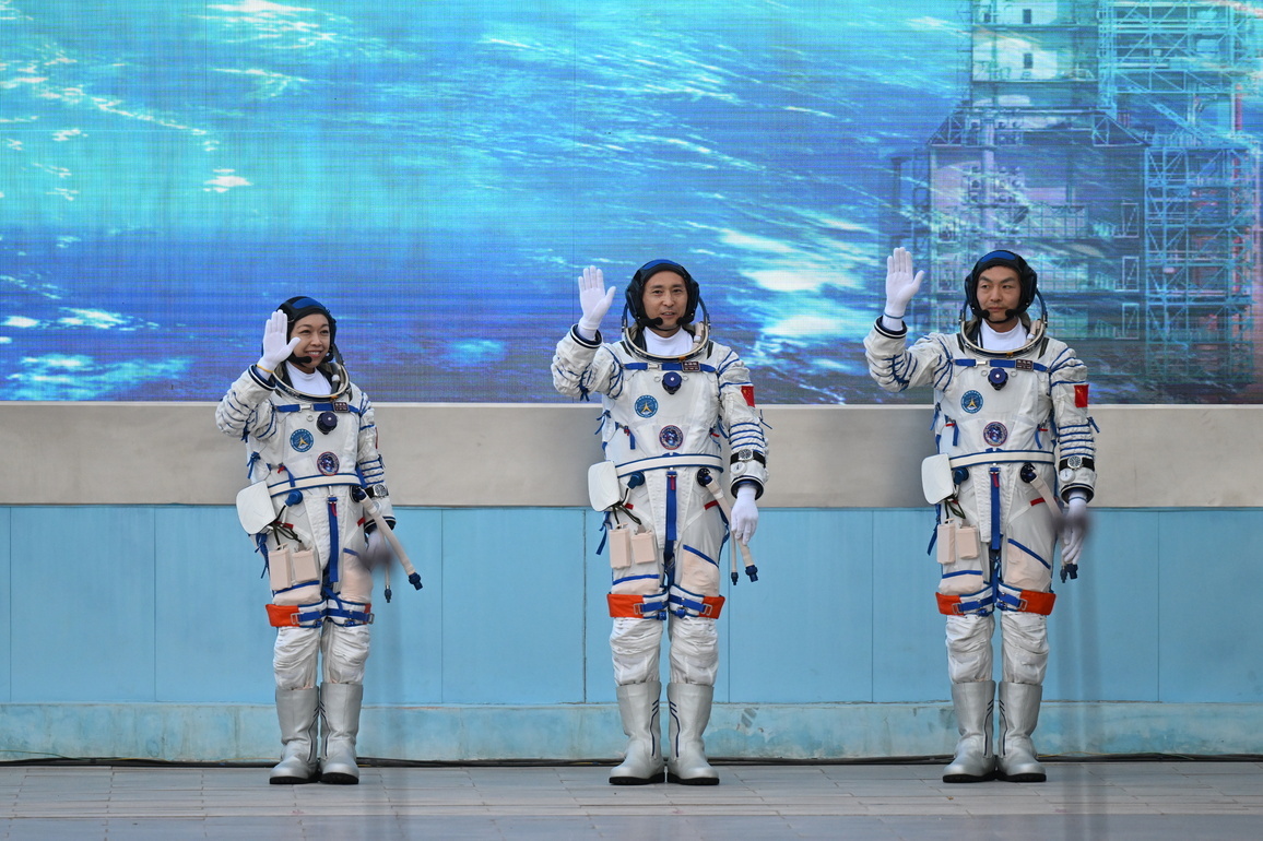 PhotoFlash | Send-off ceremony held for Chinese astronauts of Shenzhou-23 mission