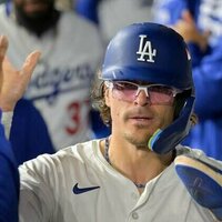 Mookie Betts' 4-hit night sends Dodgers past Reds, into NLDS