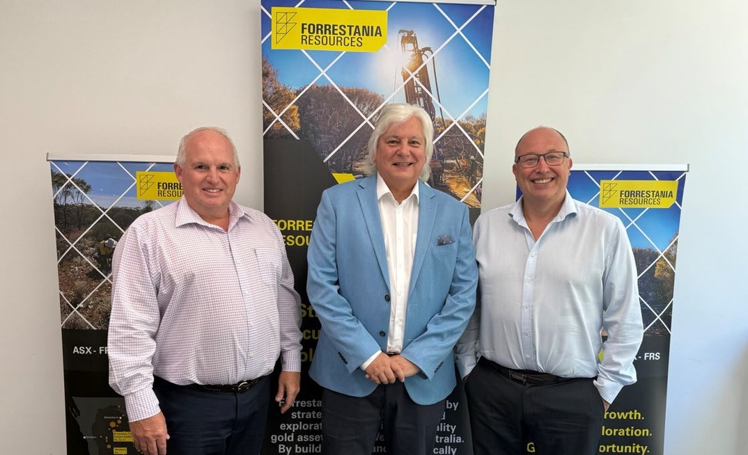 Forrestania director Brett Hodgins (left) and chair David Geraghty (right) with OzAurum chair Ashok Parekh (middle).
