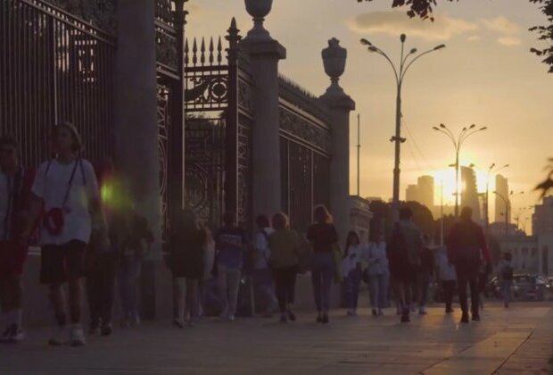 Spain marks National Day with footage of Moscow