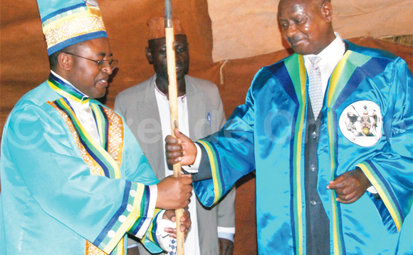Pulezidenti Museveni ne Mumbere lwe baamutikkira mu 2009. Pulezidenti Museveni ne Mumbere lwe baamutikkira mu 2009.