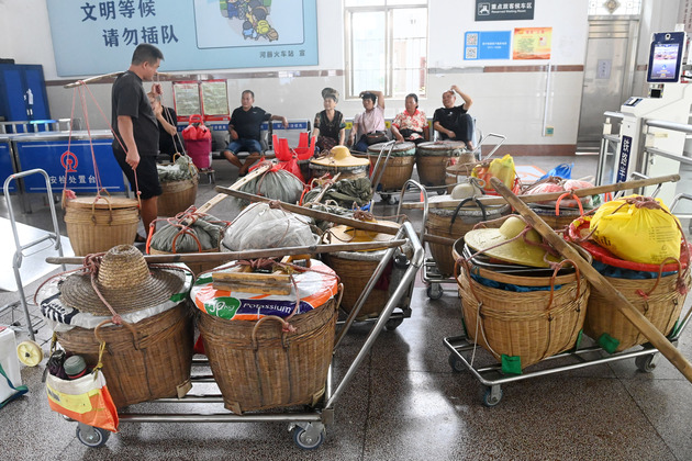 CHINA-GUANGDONG-GUANGXI-LITANG-ZHANJIANG RAILWAY-FARMERS-FRUITS SELLING (CN)