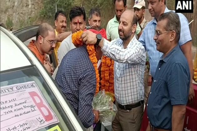 J-K: Pilgrims for Amarnath yatra formally welcomed at Nashri by District Commissioner