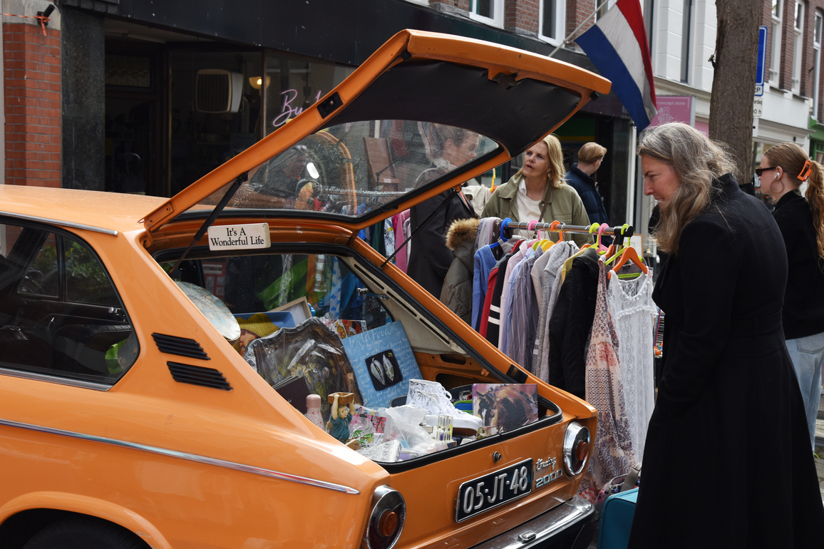 THE NETHERLANDS-THE HAGUE-KING'S DAY-FLEA MARKET