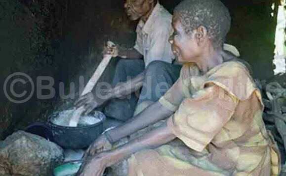 Wamalwa ng’afumba emmere ne mukyala we Esther. Wamalwa ng’afumba emmere ne mukyala we Esther.