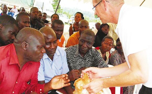 Yohan Verhoek owa Koudji ng’asomesa abalimi kw’olabira enkoko etakyabiika mu musomo gw’ebyobulimi ogwaliwo omwaka oguwedde. Yohan Verhoek owa Koudji ng’asomesa abalimi kw’olabira enkoko etakyabiika mu musomo gw’ebyobulimi ogwaliwo omwaka oguwedde.