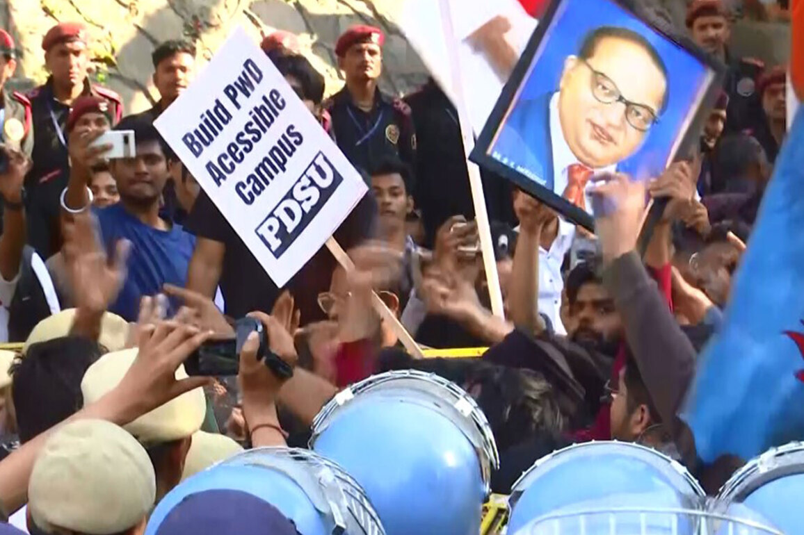 Delhi police accuses JNU students of "physically assaulting personnel" during protest