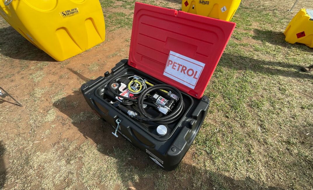 The 150 lite capacity Carrytank Petrol model provides a handy way to transport and deliver petrol to vehicles. 
