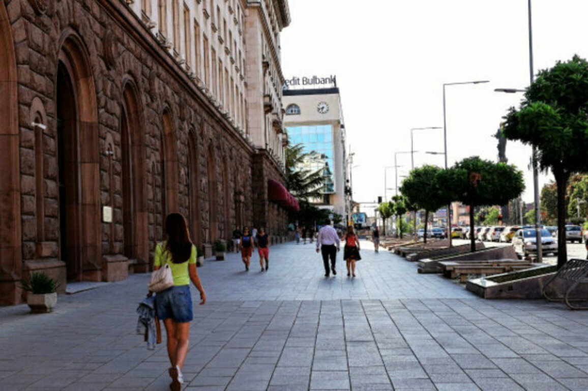 Bulgaria Braces for Hot and Sunny Weekend: Highs to Reach 36C