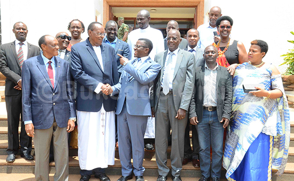 Katikkiro Charles Peter Mayiga yasabye abanyarwanda okusigala nga bawereeza Kabaka waabwe nga tebalina kutya kwonna. Wano ng'akutte mu ngalo za Ssentebe w'ekibiina ekitaba Abanyarwanda mu Uganda, Donati Kananura (Ow'okubiri okuva ku kkono). Ku kkono mu maaso ye John Mutenda ate Ow'okusatu okuva ku ddyo mu maaso ye Peter Clever Mutuluuza- Ssentebe wa disitulikiti y'e Mpigi. Bazze e Mmengo nga September19,2018 Katikkiro Charles Peter Mayiga yasabye abanyarwanda okusigala nga bawereeza Kabaka waabwe nga tebalina kutya kwonna. Wano ng'akutte mu ngalo za Ssentebe w'ekibiina ekitaba Abanyarwanda mu Uganda, Donati Kananura (Ow'okubiri okuva ku kkono). Ku kkono mu maaso ye John Mutenda ate Ow'okusatu okuva ku ddyo mu maaso ye Peter Clever Mutuluuza- Ssentebe wa disitulikiti y'e Mpigi. Bazze e Mmengo nga September19,2018