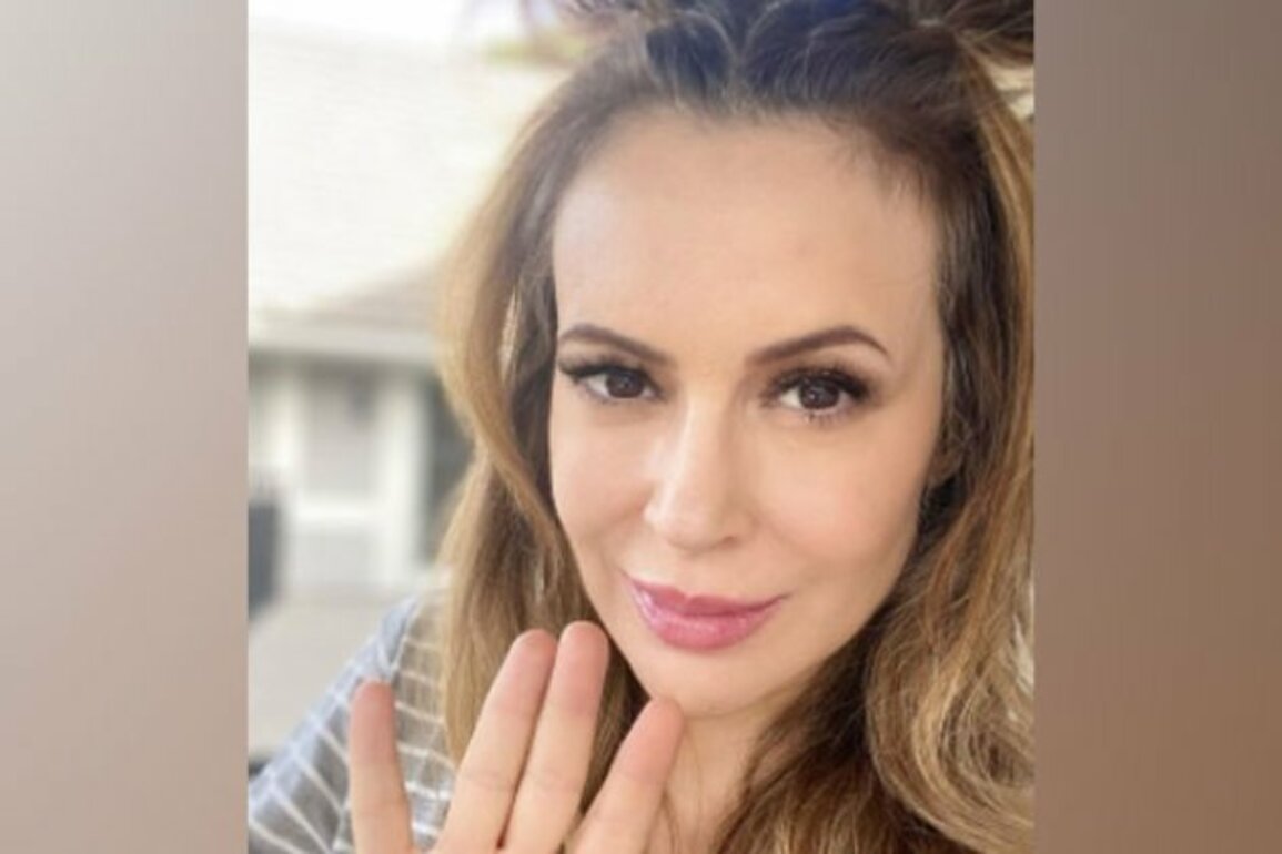 Alyssa Milano to star in adaptation of 'Brazen Virtue'