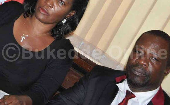 Jennipher Musisi ate ku ddyo ya Bishop Kiganda mu lukiiko ly'etteezka erikugira ebiwoggana mu kibuga Jennipher Musisi ate ku ddyo ya Bishop Kiganda mu lukiiko ly'etteezka erikugira ebiwoggana mu kibuga