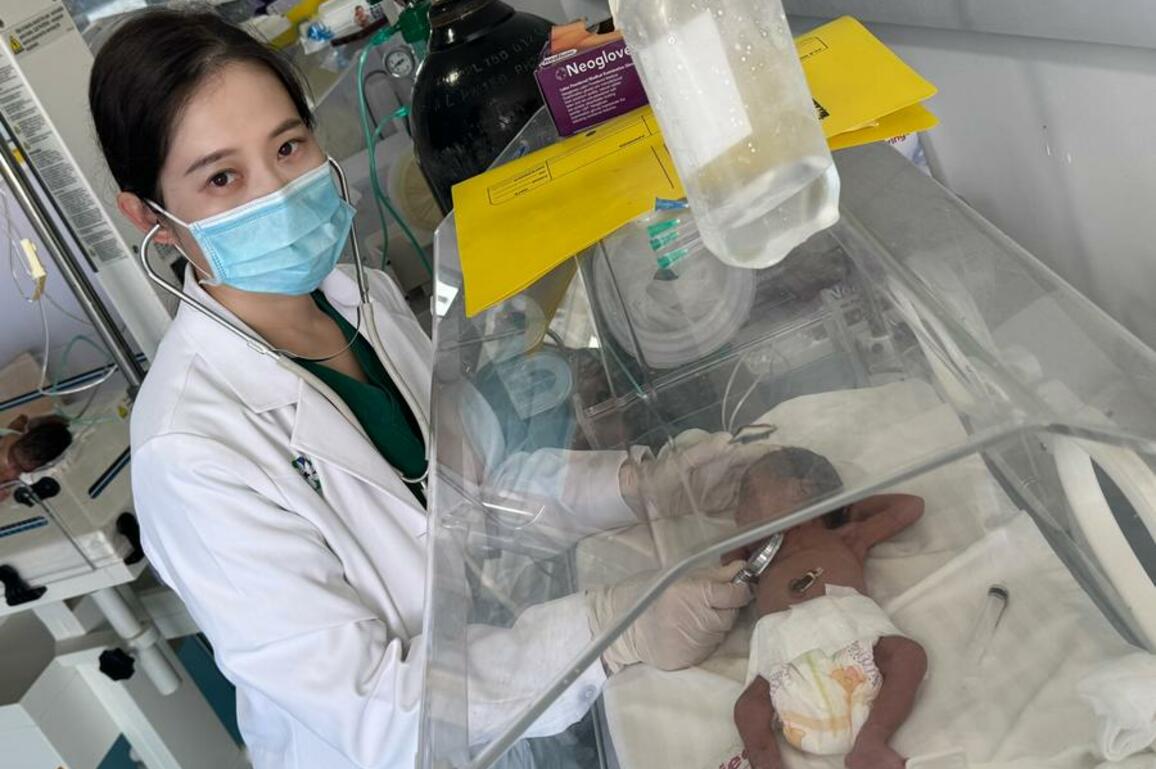 (Hello Africa) "Please don't let them go!" -- A plea launches a Chinese doctor's dash to save twins in Zanzibar