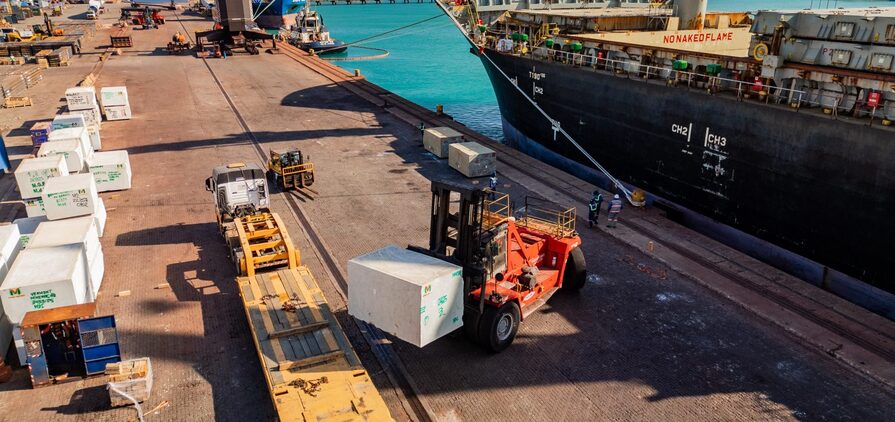 Embarque de rochas ornamentais no Pecém