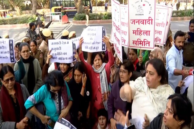 Women protest outside Delhi HC against bail to Unnao rape convict Kuldeep Singh Sengar