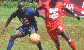 Richard Basangwa owa Kitende (ku kkono) ng’alwanira omupiira ne Innocent Ronald owa Buddo ku semi. Richard Basangwa owa Kitende (ku kkono) ng’alwanira omupiira ne Innocent Ronald owa Buddo ku semi.