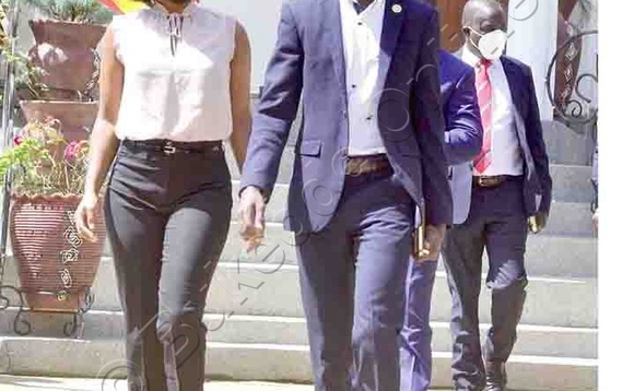 Bobi ng’ali ne mukyala we, Barbie Itungo eggulo. Bobi ng’ali ne mukyala we, Barbie Itungo eggulo.