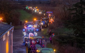 �������� take part in tractor run in 'Clarkson county' aiming to raise £100k for charity