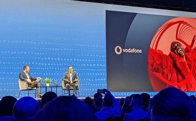Pedro Sardo on-stage with Oracle's Clay Magourk at Oracle CloudWorld Tour London 2023