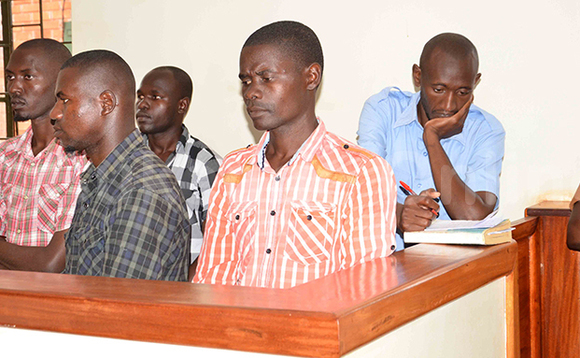 Abagambibwa okubbisa emmundu nga bali mu kkooti e Wakiso. Ku kkono ye Julius Turyahikayo, Richard Mwebaza, Ibrahim Bukenya, Sam Muliisa (mu bululu) ne Rashid Kapi mu bikuubo emabega. Abagambibwa okubbisa emmundu nga bali mu kkooti e Wakiso. Ku kkono ye Julius Turyahikayo, Richard Mwebaza, Ibrahim Bukenya, Sam Muliisa (mu bululu) ne Rashid Kapi mu bikuubo emabega.