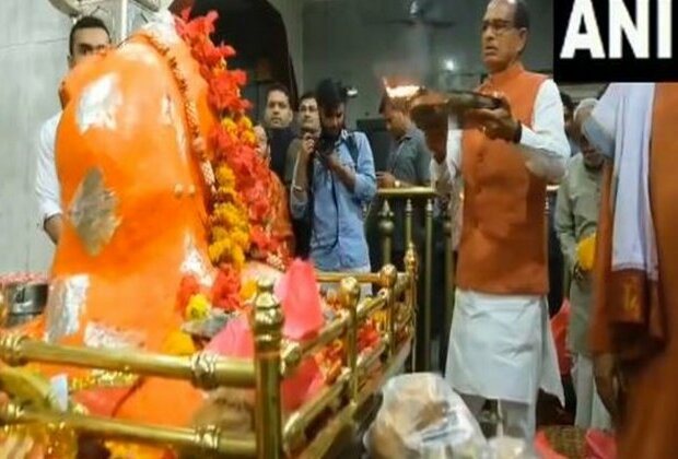 MP: Former CM Shivraj Singh Chouhan offers prayers at Vindhyawasini Mata Temple in Salkanpur