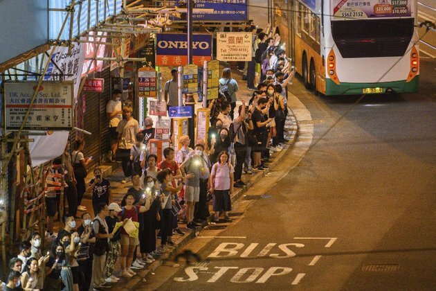 Thousands Form Human Protest Chain Amid Calls to &#039;Free Hong Kong!&#039;