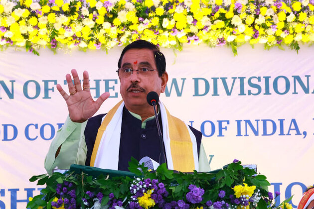 Pralhad Joshi inaugurates new FCI Divisional Office in Nalgonda; highlights Centre's continued support to Telangana