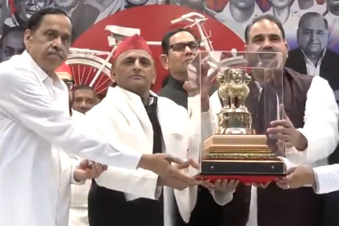 Former Congress leader Naseemuddin Siddiqui joins Samajwadi Party, says respects Akhilesh Yadav "immensely"