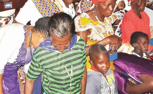Abakristu bajjumbira okusaba mu kisiibo Omukama abasaasire. Abakristu bajjumbira okusaba mu kisiibo Omukama abasaasire.