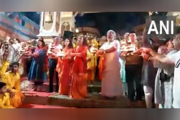 Swami Chidanand Saraswati performs special prayers, Ganga Aarti for AI-171 crash victims