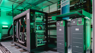 Fraunhofer IEG operates a research and testing facility for high-temperature heat pumps in Cottbus, which can be used to test units for district heating and steam generation