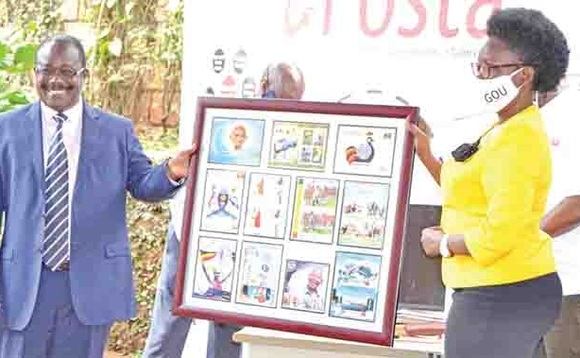 Arinaitwe owa Posita ne Nabakooba mu kutongoza ku mukolo. Arinaitwe owa Posita ne Nabakooba mu kutongoza ku mukolo.