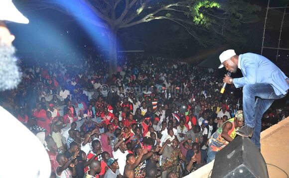 Bobi Wine ng'ayimba ku Colline Hotel e Mukono ku Lusooka omwaka. (EKif. Henry Nsubuga) Bobi Wine ng'ayimba ku Colline Hotel e Mukono ku Lusooka omwaka. (EKif. Henry Nsubuga)