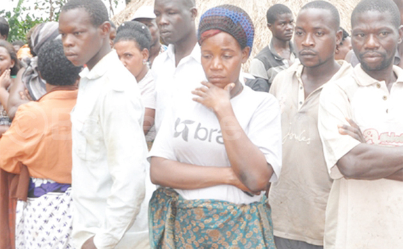 Abatuuze nga bazze okwetegereza omulambo gwa Nakabugo. Abatuuze nga bazze okwetegereza omulambo gwa Nakabugo.