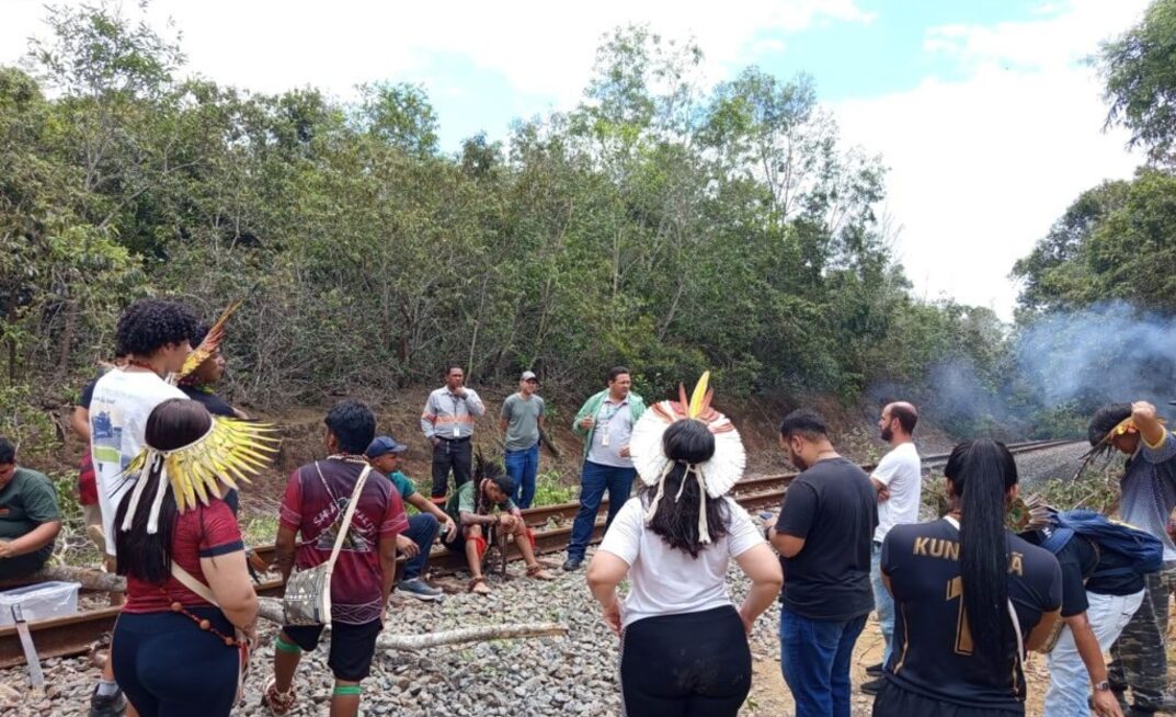 Indígenas bloqueiam trecho da EFVM