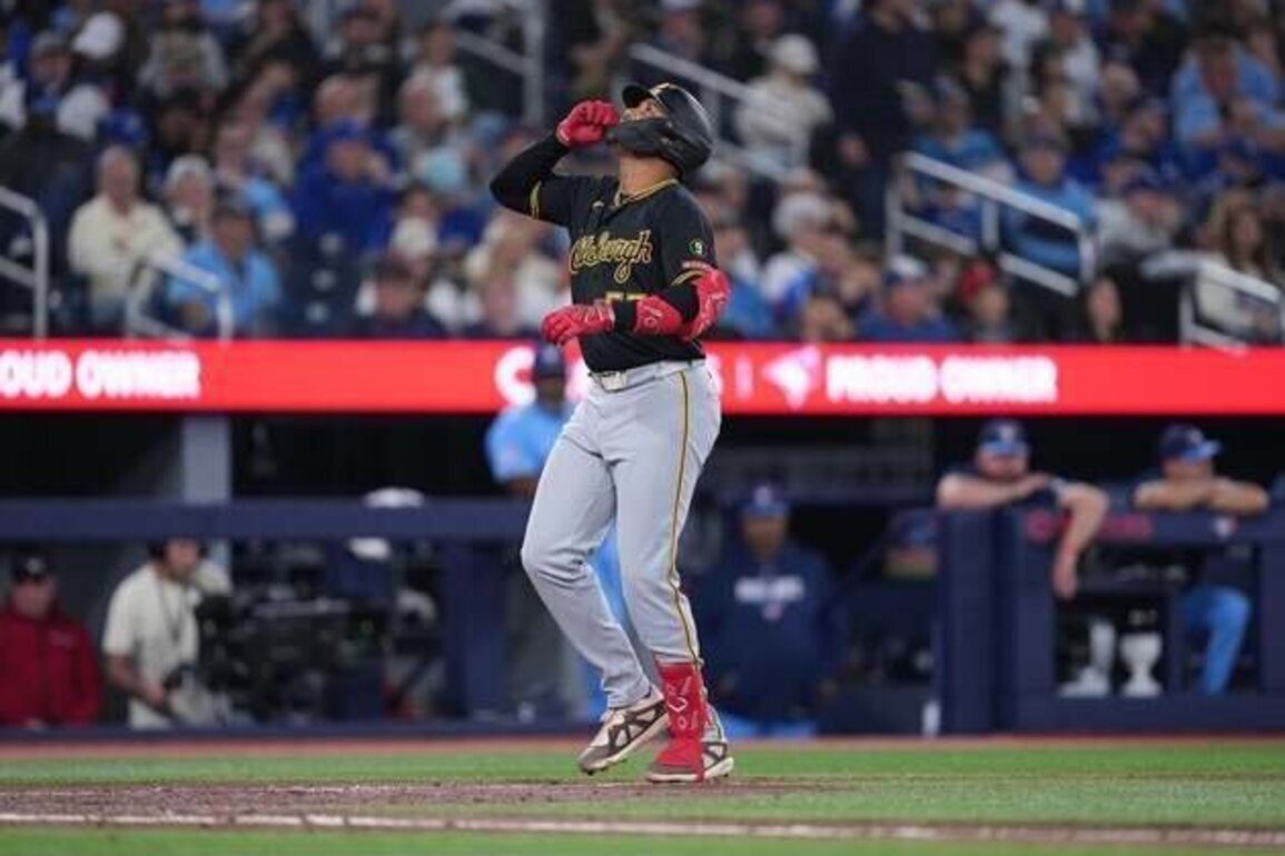 Esmerlyn Valdez homers for first MLB hit, helping Pirates top Jays