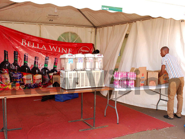  anufacturers of ella ine setting up their tent in preparation for tomorrows arvest oney xpo hoto by gnes antambi