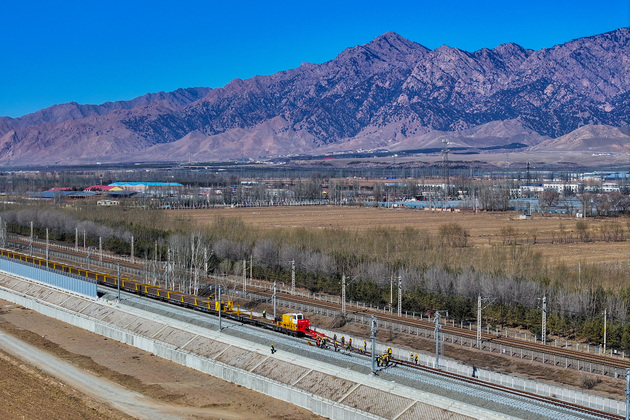 CHINA-INNER MONGOLIA-BAOTOU-YINCHUAN HIGH-SPEED RAILWAY-TRACK LAYING (CN)
