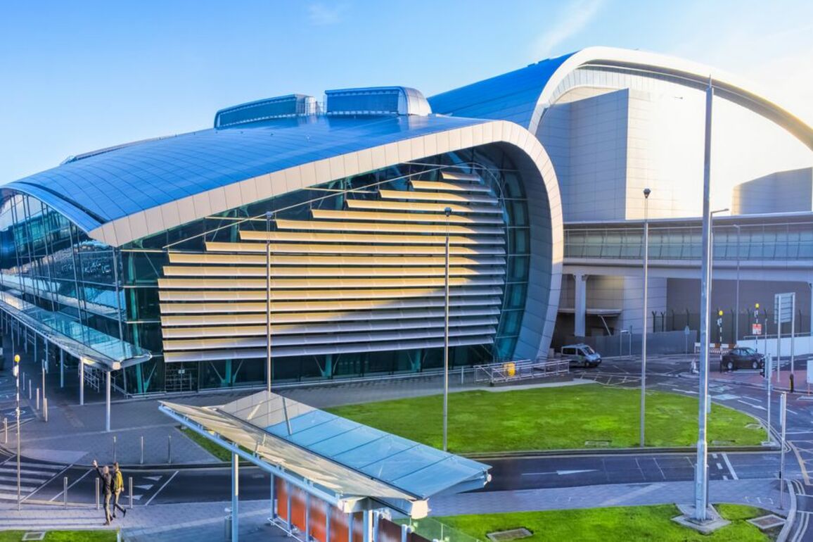 Warning for travellers amid reports of phones being checked in Dublin Airport