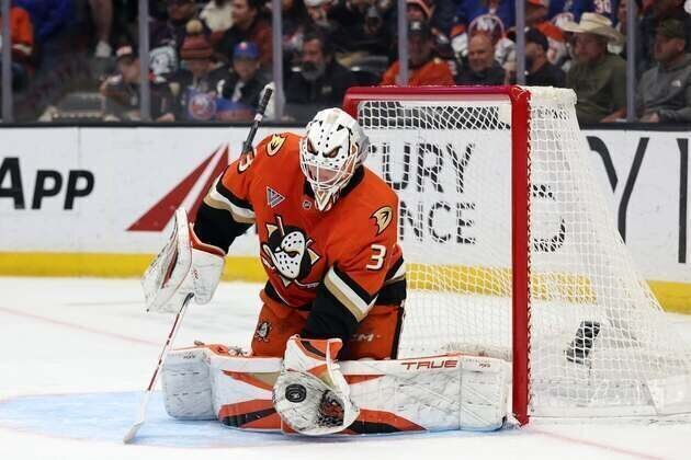Ville Husso steller in net as Ducks score 5 unanswered goals to top Islanders